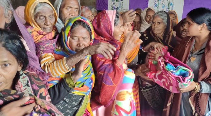 गरीबों को दिया गया कम्बल