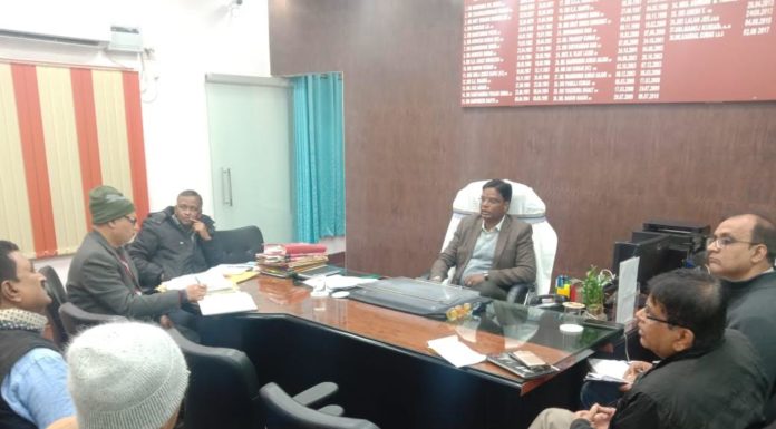 बाइक चालकों को पुलिस कर्मी देंगे गुलाब का फूल