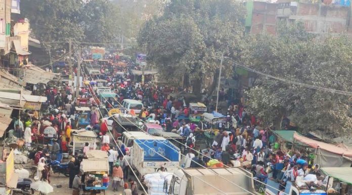 कड़ाके की ठंढ पर भी भारी भीड़ दिख रहा मकर संक्रांति का उत्साह