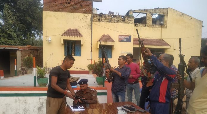 नारदीगंज थानाध्यक्ष ने सभी कॉन्स्टेबल के आर्म्स का लिया जायजा