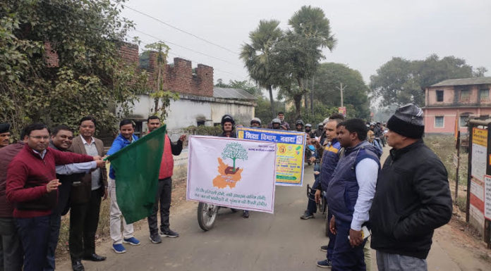 डीएम ने हरी झंडी दिखाकर रैली को किया रवाना,रैली को स्कूली छात्रों ने किया स्वागत