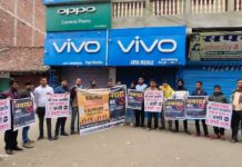 मांगों के समर्थन में हड़ताल पर रहे नवादा के मोबाइल विक्रेता सुमित कुमार लाल जी