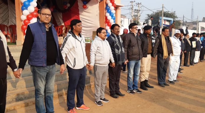 मानव श्रृंखला के लिए अधिकारियों ने मिलाया हाथ से हाथ