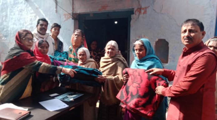 वंचित परिवारों के साथ परंपरागत दही, चुडा, तिलकुट वार्ड पार्षद ने परोसा