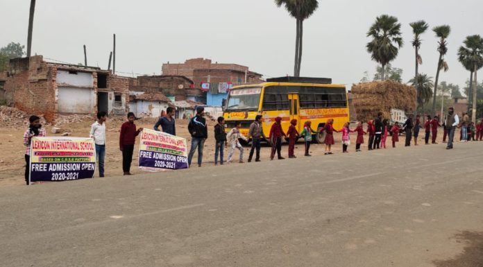 नवादा में कई जगहों पर हाथ से हाथ मिलाने से किया परहेज