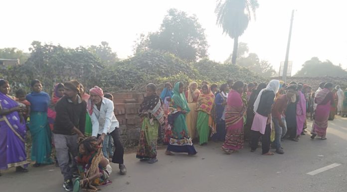 नवादा में सड़क दुर्घटना में दो की मौत, एक घायल, विरोध में एसएच-70 जाम, पुलिस गाड़ी का शीशा टूटा