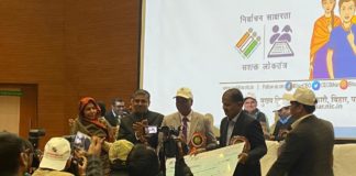 डीएम को इलेक्शन में बेहतर काम के लिए मिला बेस्ट इलेक्ट्राॅल प्रैक्टिसेस अवार्ड