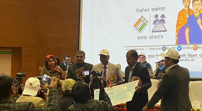 डीएम को इलेक्शन में बेहतर काम के लिए मिला बेस्ट इलेक्ट्राॅल प्रैक्टिसेस अवार्ड