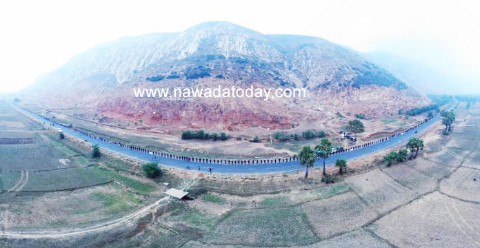 नवादा:- जल जीवन हरियाली के मानव श्रंखला में 14 ब्लाॅक की 14 तस्वीरें