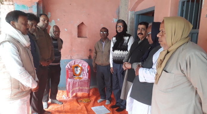 छात्र-छात्राओं के बीच समाजसेवी ने बांटे पाठ्य सामग्री