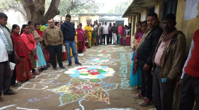 प्रशिक्षु आईएएस के नेतृत्व में प्रखंड कार्यालय में नवसाक्षर महिलाओं द्वारा बनाई गई आकर्षक रंगोली