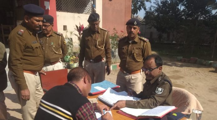 निरीक्षण के दौरान पुलिस अधिकारियों को दिया आवश्यक दिशा निर्देश, एसडीपीओ ने कांडों की समीक्षा