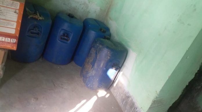 वाहन सहित भारी मात्रा में चार गैलन महुआ निर्मित शराब बरामद,कारोबारी फरार