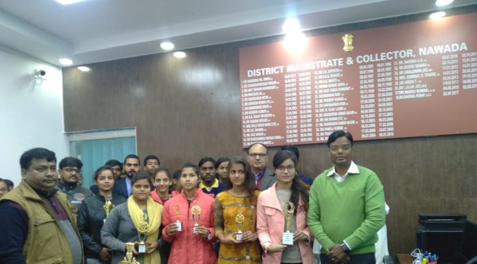 सड़क सुरक्षा को लेकर किया अच्छा काम, डीएम ने मेडल देकर किया सम्मानित