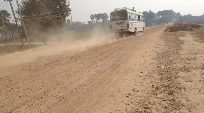 सड़क निर्माण कार्य के दौरान पानी छिड़काव नहीं करने से धूल और गंदगी से लोग हो रहे बिमारी का शिकार