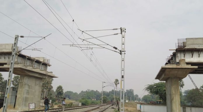 कई माह से रेलवे से सहमति मिलने का इंतजार कर रहा है नवनिर्मित ओवर ब्रिज