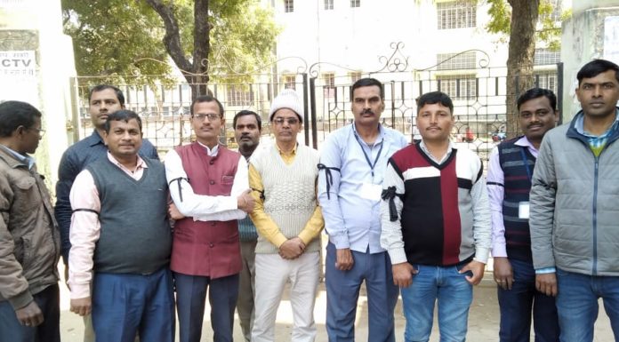 इंटर परीक्षा में काला बिल्ला लगाकर ड्यूटी कर रहे हैं शिक्षक