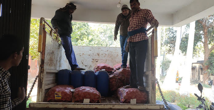 आलू के बोरे के नीचे छिपाकर रखा 600 लीटर स्प्रिट बरामद, पुलिस ने धर दबोचा