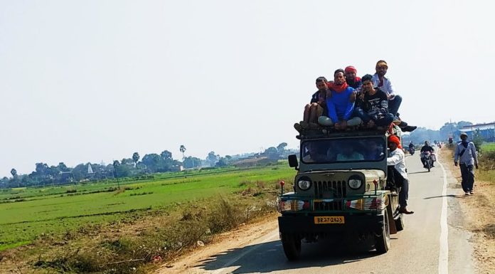 जोखिम की सवारी- वाहनों के दरवाजे और छत के जरिए करते हैं सफर