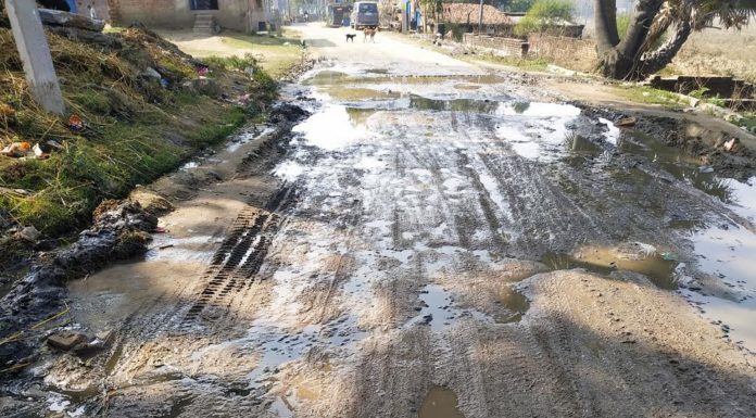 नारदीगंज काॅलेज रोड होता जा रहा नाले में तब्दील