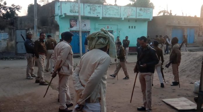 मूर्ति विसर्जन के दौरान पुलिस और पब्लिक में रोड़े बाजी