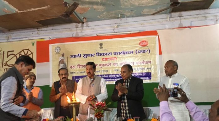 बेरोजगारी दूर करने का सशक्त माध्यम बन सकता है खादी संस्थान