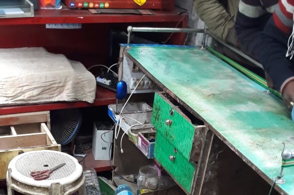 पेट्रोल उधार नहीं देने पर मोबाइल दुकान में घुसकर तोड़फोड़ व लूटपाट