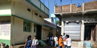 कोरोना वायरस की रोकथाम के लिए जिला प्रशासन के आदेश के बावजूद भी खुले थे स्कूल