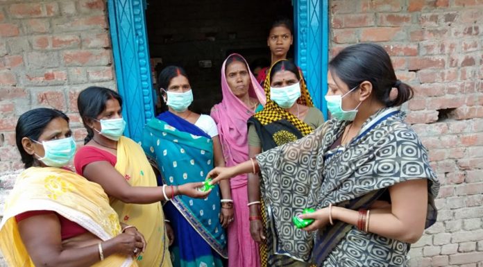 नवादा में कोरोना वायरस से सुरक्षा को लेकर लोगों के बीच बाटे गये मास्क व डिटोल