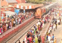 जान की कीमत पर रेल पटरी पर उमड़ी आस्था की भीड़