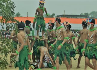 बच्चों के मनमोहक अदाओं के कायल हुए लोग, बच्चों ने दिखाई अपनी कला