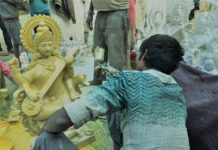 ज्ञान की देवी सरस्वती की प्रतिमा को आकार देने में जुटे हैं कलाकार