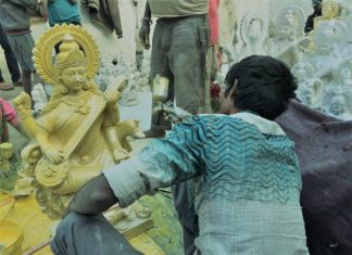 ज्ञान की देवी सरस्वती की प्रतिमा को आकार देने में जुटे हैं कलाकार