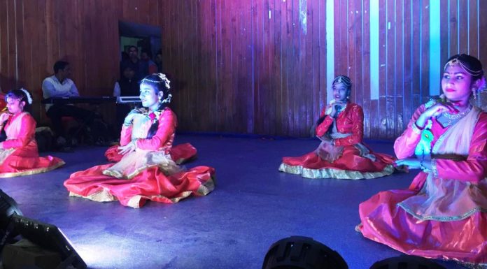 बच्चों के देशभक्ति गीतों पर झूमे दर्शक, डीएम ने किया उद्घाटन