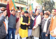 मोदी सरकार के अंतरिम बजट को भाजपा ने बताया ऐतिहासिक, अबीर गुलाल लगाकर बांटी मिठाईयां