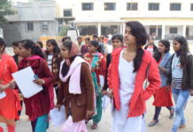 जूते मौजे पहनकर जाने पर रोक, दो दिनों में 14 हुए निष्कासित, तीन मुन्ना भाई धराए