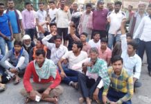 किराना व्यवसायी के घर अपराधियों ने की बमबारी, विरोध में नवादा-कौआकोल पथ जाम