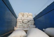 धान क्रय केंद्र नहीं खुलने के कारण औने पौने दाम में धान बेचने को मजबूर हैं किसान