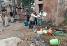 8 कौआकोल में 204 लीटर महुआ शराब किया गया विनिष्टीकरण