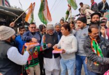 महागठबंधन की जीत पर कांग्रेस एवं राजद कार्यकर्ताओं में जश्न,खुशी में बांटी मिठाई,अबीर गुलाल लगा मनाई खुशियां