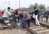 रेलवे फाटक बंद होने के बाद रेलवे ट्रैक पार कर जान जोखिम में डाल रहे लोग