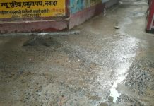 एक तरफ जल संचयन की योजना दूसरे तरफ गलियों में पानी का बहाव