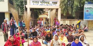 नगर भवन परिसर में स्थानीय कर्मचारी महासंघ द्वारा विरोध पर्दर्शन जारी