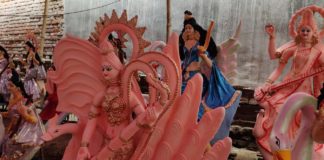 मां सरस्वती की प्रतिमा सज धज कर तैयार, ले जाने में जुटे है श्रद्धालु