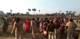 सरकारी भवन बनाने के विरोध में बवाल, भीड़ हटाने पहुंची पुलिस पर पथराव