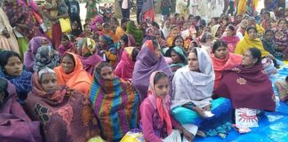 शत प्रतिशत लोगों को सुखाड़ अनुदान देने की मांग को लेकर भूमि अधिकार का धरना