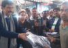 फतेहपुर मोड़ पर ईश्वरी सिंह फाउंडेशन द्वारा किया गया कंबल का वितरण