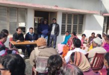 सीएचसी में मानव श्रृंखला को लेकर पदाधिकारियों व आशा एएनएम के साथ किया गया बैठक