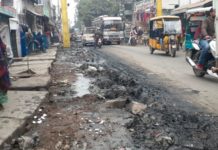 नाली का पानी रोड पर बहने से कीचड़मय हुई गली