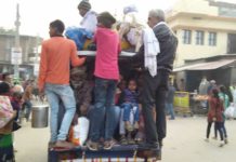 सड़क सुरक्षाः जान जोखिम डालकर यात्रा करते लोग